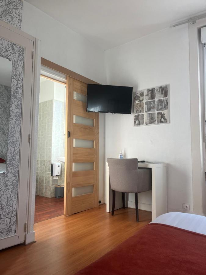 Le Petit Montmartre Hotel *